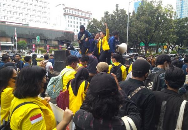 Tembus Pagar Betis Polisi, Mahasiswa Teriakkan Revolusi