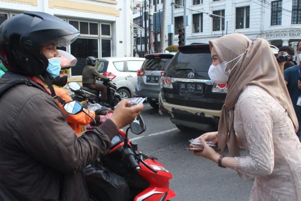 Cakep, Polwan Polda Sumut Pakai Kebaya Peringati Hari Kartini Sambil Bagi Takjil