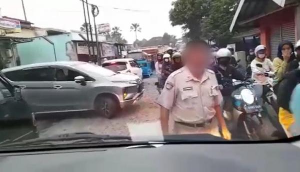 Viral, Video Diduga ASN Kepolisian Gebrak Kap Mobil Ambulans saat Macet: Saya Polisi Tau Gak Lo