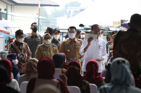 Bupati Bogor Dampingi Presiden Jokowi Bagikan BLT di Pasar Cisarua