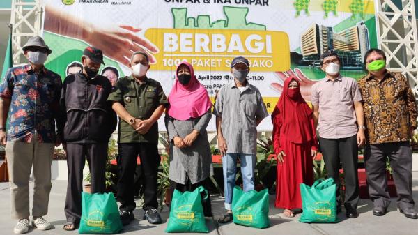 Unpar Bandung Bagikan 1.000 Paket Sembako kepada Warga