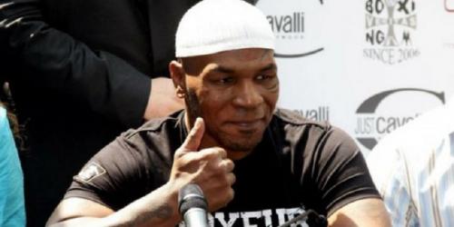 Pukul Penumpang Pesawat, Mike Tyson Viral di Media Sosial