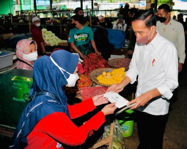 Saat Presiden Jokowi Ngabuburit Bagikan Bansos di Sejumlah Pasar di Bogor