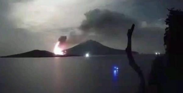 Masya Allah! Bangunkan Sahur di Jumat Kramat Ramadan, Anak Krakatau Meletus 3 Kali