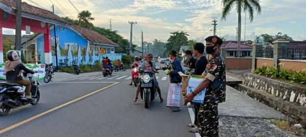 Peringati Harlah ke-88 Tahun, PAC GP Ansor Kecamatan Belinyu Bagikan 150 Paket Takjil di Jalan