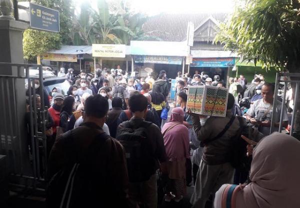 Arus Mudik 2022, Stasiun Lempuyangan Yogyakarta Ramai Dipadati Penumpang