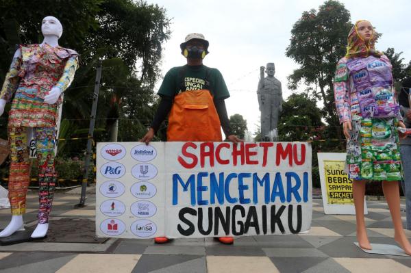 Peringatan Hari Bumi, Pegiat Lingkungan Pajang Manekin yang Dipenuhi Sachet