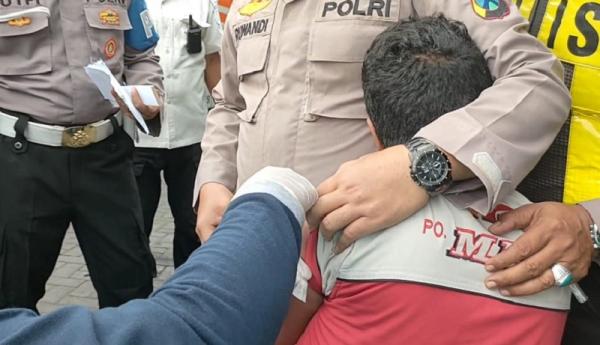 Takut Divaksin, Sopir Bus di Sidoarjo Lari lalu Menangis Peluk Anggota Polisi