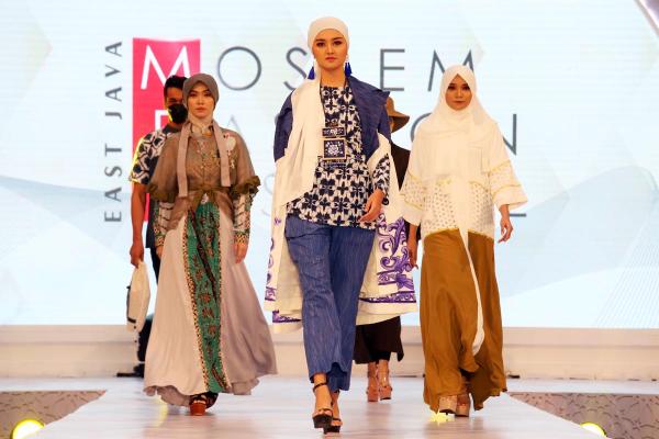 Busana Muslim Rajutan UMKM Jawa Timur Melenggang di East Java Moslem Fashion Festival 2022