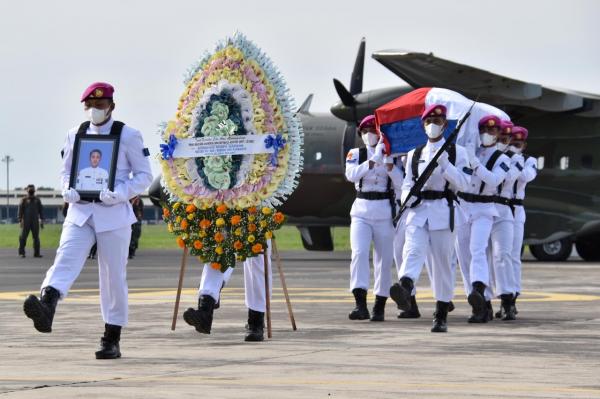 Prajurit Marinir yang Gugur di Papua Tiba di Bandara Juanda