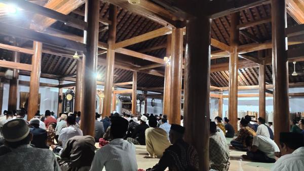 Ribuan Jemaah Berburu Lailatul Qadar Di Masjid Tua Tegalsari