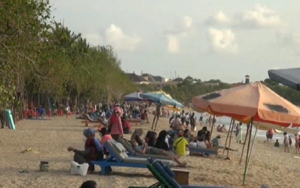 Viral Video Bule Australia Kapok ke Bali, Keluhkan Pedagang Asongan di Pantai Kuta