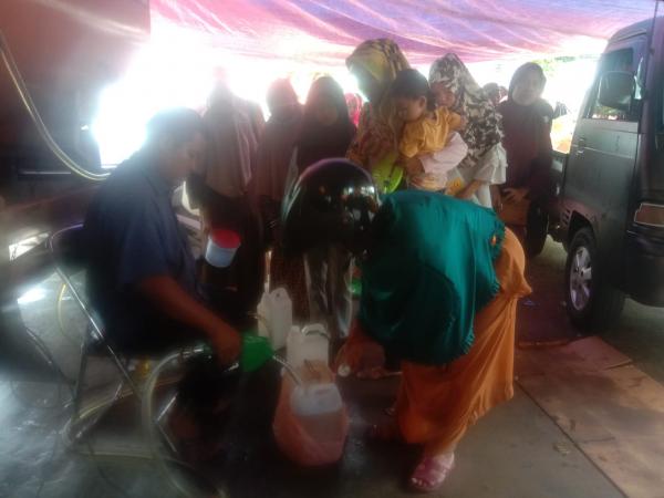 Operasi Minyak Goreng Curah Apkasindo di Binuangeun Diserbu Emak-emak