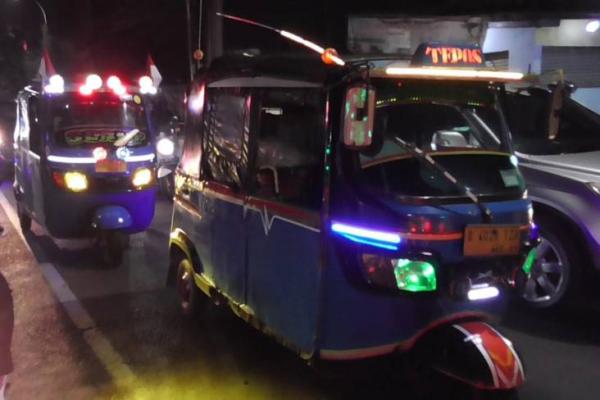 Pilih Jalan Malam, Rombongan Bajaj Mudik Lebaran