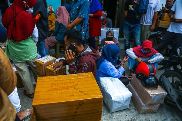 Jelang Lebaran Pengiriman Paket Pempek Membludak 