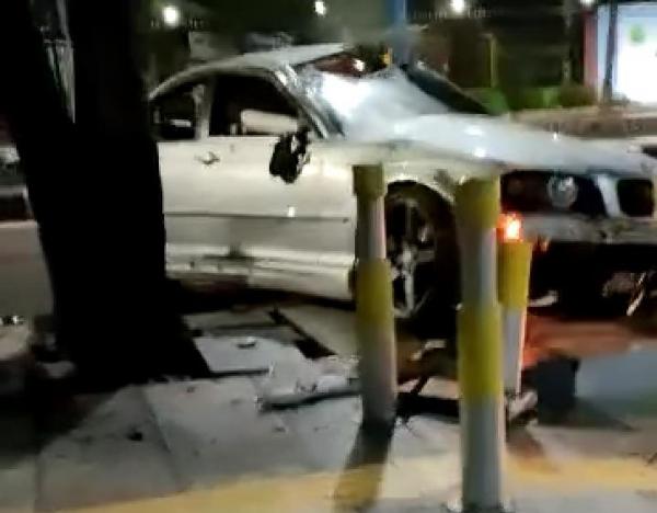 Hilang Kendali, Sedan BMW Tabrak Trotoar di Jalan Wahidin Cirebon Hingga Ringsek
