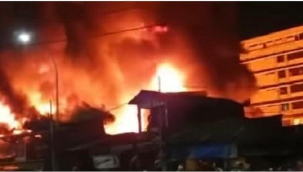 Pasar Gembrong Jaktim Terbakar, Pedagang Evakuasi Barang Dagangan