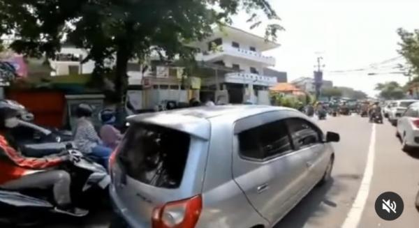 Viral Video Mobil Neduh Jauh dari Lampu Merah yang Sebabkan Macet, Netizen: Takut Mobilnya Kepanasan