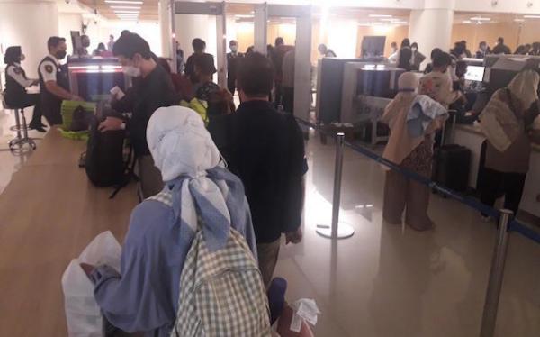 Jelang Lebaran, Tiap Hari 3.000 Penumpang Lewati Bandara El Tari