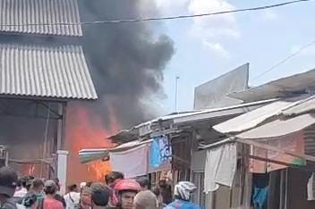 Pasar Dermoleng Terbakar, Pedagang Kalang Kabut