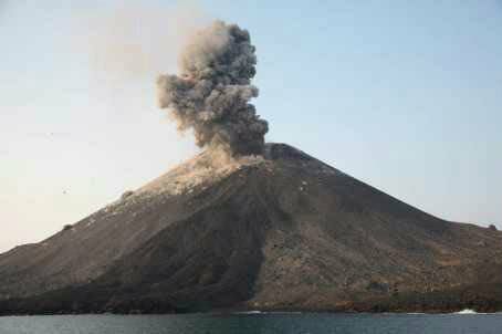 Awas Tsunami! Gunung Anak Krakatau Naik Status Siaga