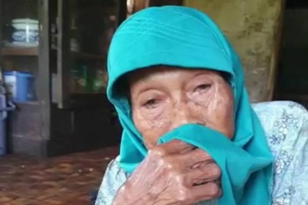 Tabungan Nenek Jompo Untuk Perbaiki Rumahnya yang Hampir Roboh Selalu Dicuri Maling Bertopeng