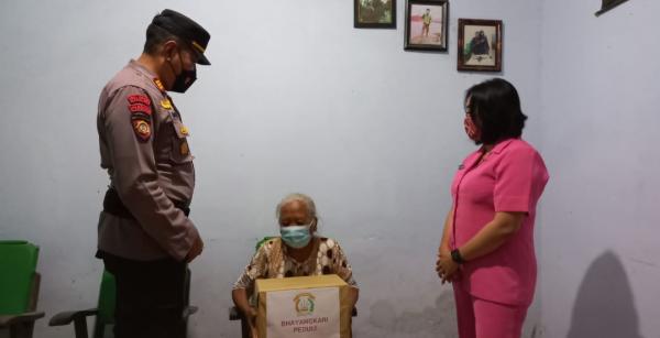 Nenek Gagalkan Aksi Penjambretan, Mendapat Penghargaan dari Polisi