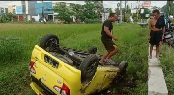 Diduga Kurang Konsentrasi Saat Mengemudi, Mobil yang Dikendari Emak-emak Terbalik di Parit