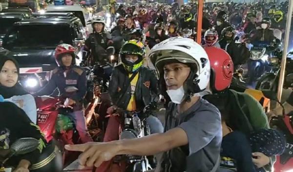 Tertahan Berjam-jam, Pemudik Sepeda Motor Ngamuk ke Petugas Pelabuhan Merak