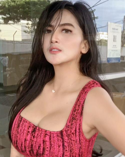 Pakai Tanktop Merah Membentuk Lekuk Tubuh, Gaya Seksi Diana Dee Starlight Bikin Netizen Gemes