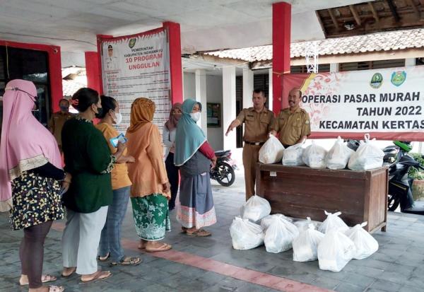 Jelang Lebaran, Pemcam Kertasemaya Gelar Pasar Murah Bersubsidi