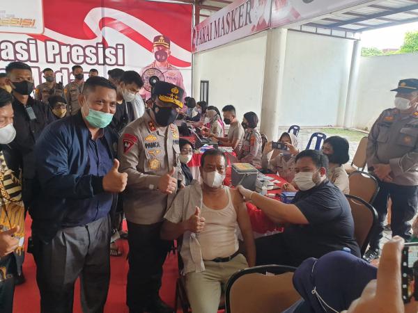 Polda Sumut Gelar Vaksinasi dan Pembagian Sembako Kepada 52 Serikat Pekerja/Buruh Menyambut May Day