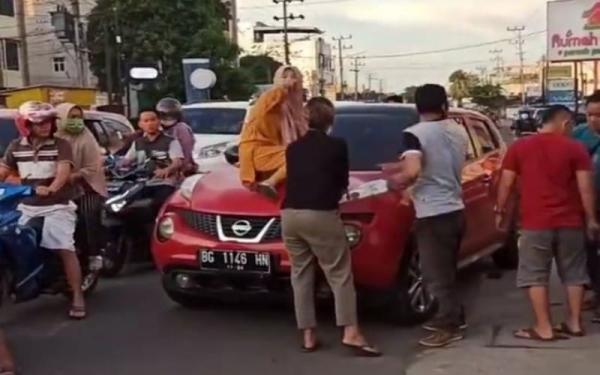 Duduk Perkara Emak-emak Naik Kap Mobil Sejauh 10 Km, Rupanya Menghadang Kakaknya yang Selingkuh