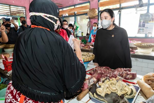 Puan Tinjau Pasar Jungke Karanganyar Sekaligus Borong Bakso untuk Buka Puasa Didampingi Gibran