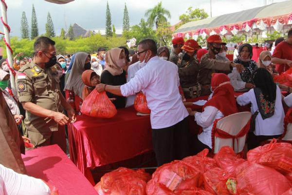 Warga Indramayu Serbu Pasar Murah Bersubsidi di Alun-alun, Ini Kata Warga