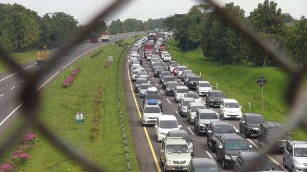 Truk Tangki Mogok, Arus Mudik Tol Cipali Macet Belasan Kilometer