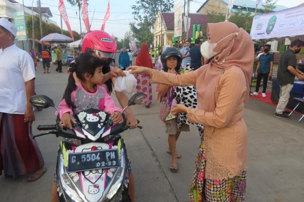 Kenakan Kebaya, Inggit Soraya Bagikan Takjil di Kawasan Budaya Jetayu