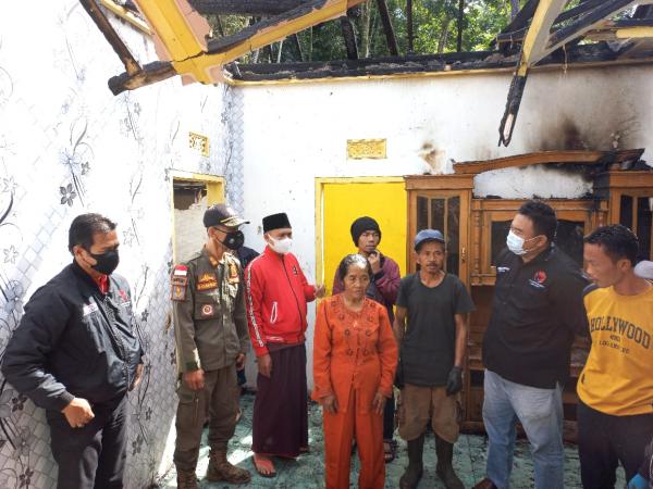 Anggota DPRD Kunjungi Warga yang terkena Musibah Kebakaran di Banjarwangi dan Singajaya