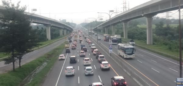 Update Arus Lalu Lintas Mudik di Tol Jakarta-Cikampek, Kondisi Macet