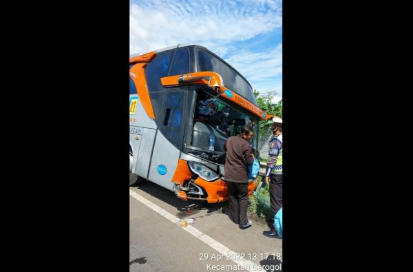 Bus Rosalia Seruduk Tiga Mobil Pemudik di Tol Merak