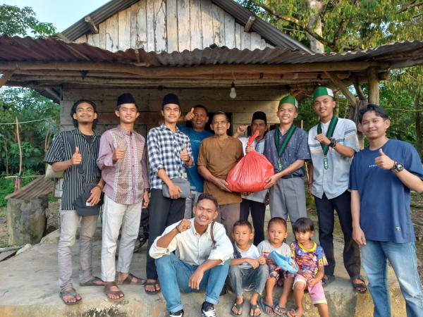 HMI Babel Raya Tutup Agenda Ramadhan dengan Berbagi Sembako di Desa Riding Panjang Belinyu
