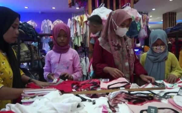 Kepala Desa di Aceh Ajak Anak Yatim Satu Desa Belanja Baju Lebaran