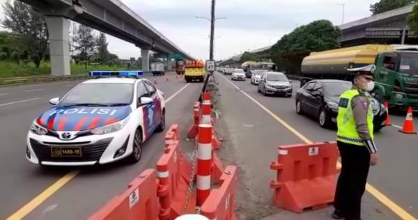 H-2 Lebaran, Arus Lalu Lintas di Tol Jakarta-Cikampek KM 47 Ramai Lancar Usai One Way Diterapkan
