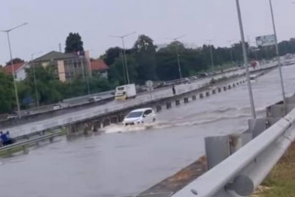 Tol Bintaro dan Jakarta Serpong Terendam Banjir Usai Diguyur Hujan Lebat