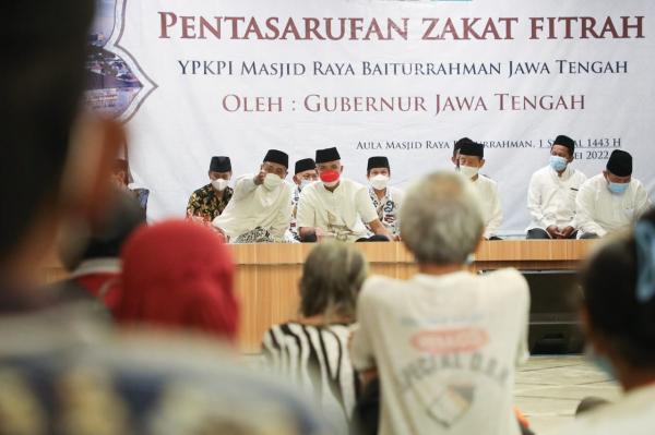 Malam Takbiran, Ganjar Bagikan 1.500 Zakat Fitrah di Semarang
