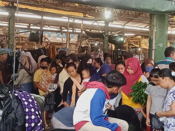 Pasar Celancang Ramai Pembeli, Ibu-ibu Rela Berdesakan Sejak Subuh