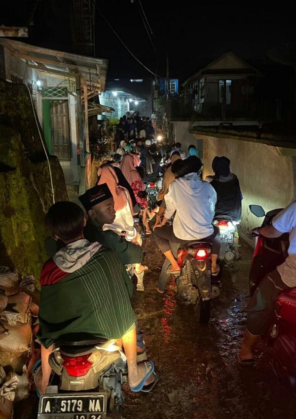 Gerimis Tak Menghalangi Warga Desa Ciherang Cikotok Takbir Keliling Sambut Idul Fitri