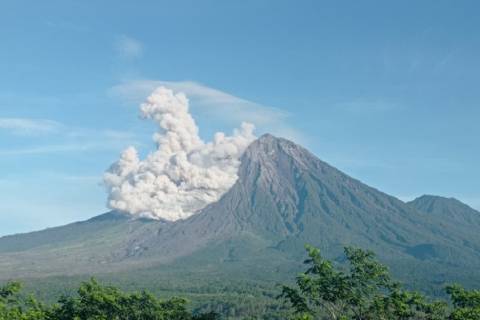 Info PVMBG: Gunung Semeru Alami 17 Kali Gempa Letusan, Masyarakat Diminta Tetap Waspada