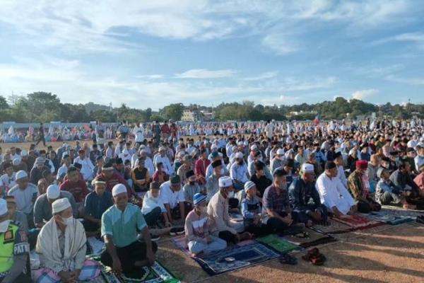 Kota Sorong Penuh Suka Cita, Ribuan Umat Muslim Menggelar Sholat Idul Fitri di Pantai