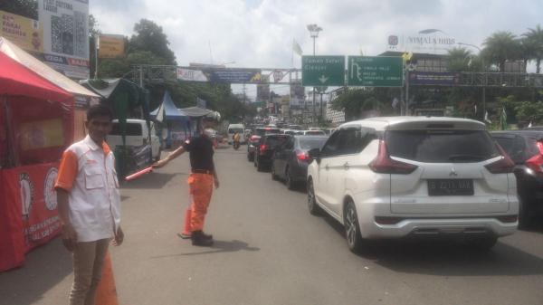 Kenaikan Volume Kendaraan Pemudik Mulai Meningkat di Jalan Simpang Gadog Bogor